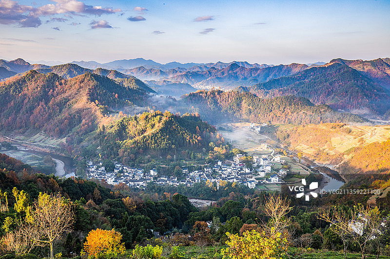 皖南安徽歙县石潭塔川秋色风光图片素材