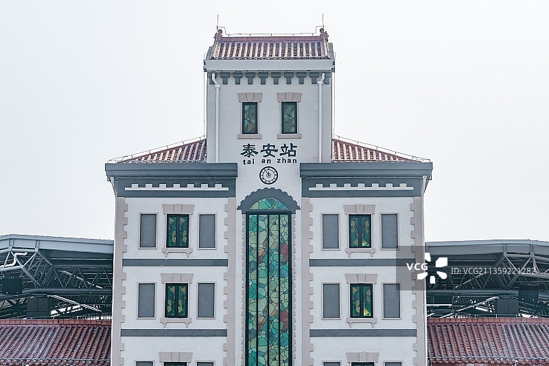 中国山东泰安泰山府秀城里的铁道游击队实景演出泰安站火车站建筑图片素材