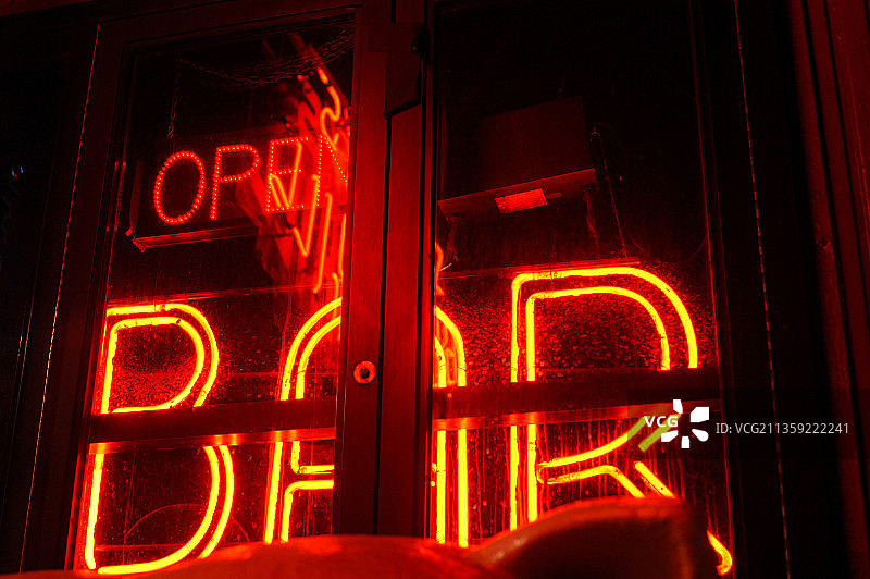 曼哈顿的夜间酒吧图片素材