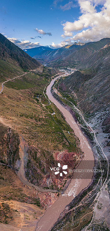 航拍芒康.曲孜卡乡的澜沧江河谷，最高落差超过4000米图片素材