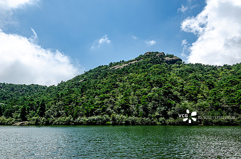 安徽天柱山炼丹湖蓝天白云青山绿水图片素材