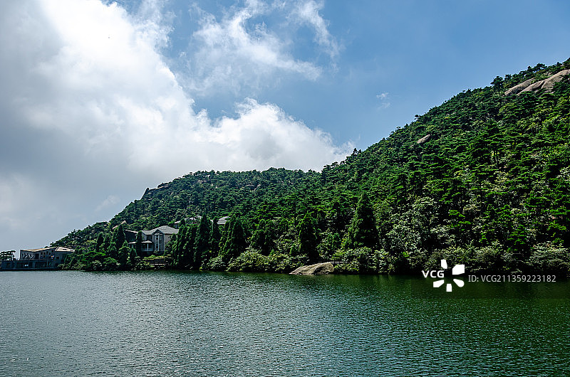 安徽天柱山炼丹湖蓝天白云青山绿水图片素材
