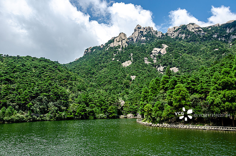 安徽天柱山炼丹湖蓝天白云青山绿水图片素材