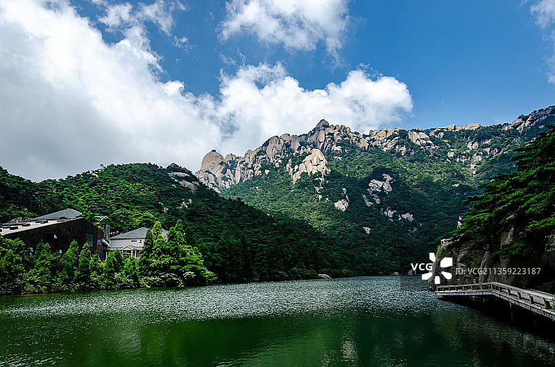 安徽天柱山炼丹湖蓝天白云青山绿水图片素材