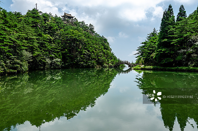 安徽天柱山炼丹湖蓝天白云青山绿水图片素材