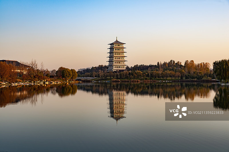 西安灞渭桥车游湿地图片素材