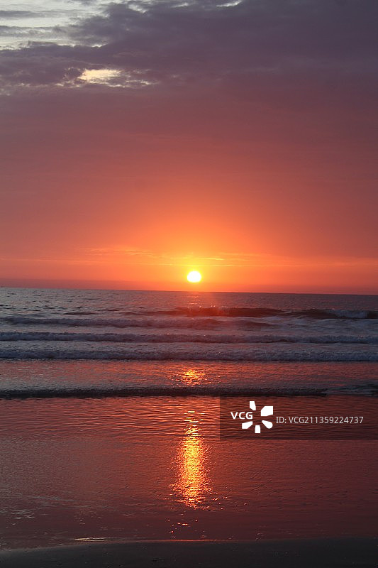 墨西哥下加利福尼亚州恩塞纳达日落时分的海景图片素材