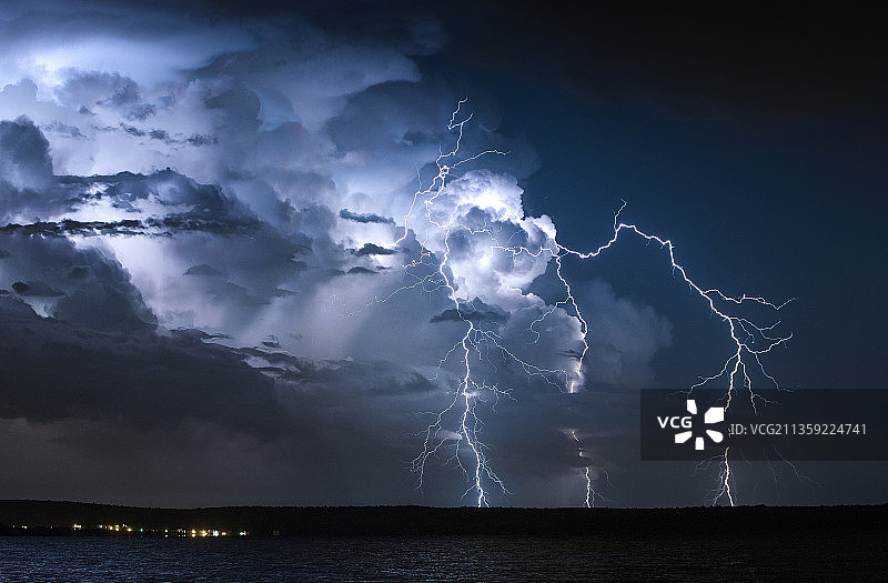 克罗地亚帕格夜空下海面上壮观的闪电景色图片素材
