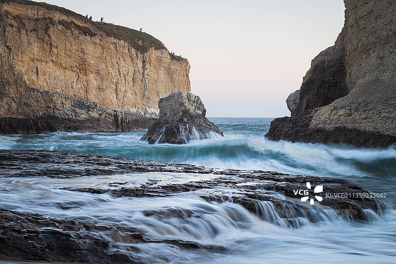 美国加利福尼亚州圣克鲁斯海中岩石景观图片素材
