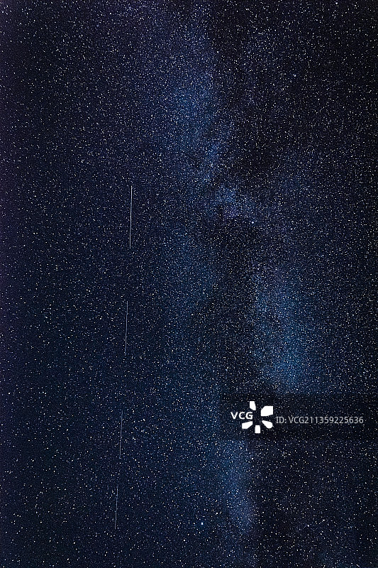 低角度观察夜空中的星星图片素材
