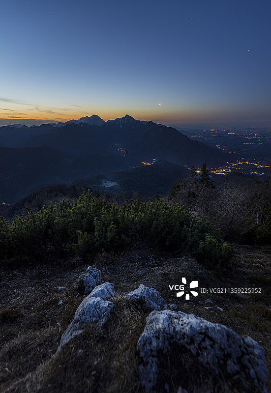 夜晚斯洛文尼亚山脉的壮丽景色图片素材