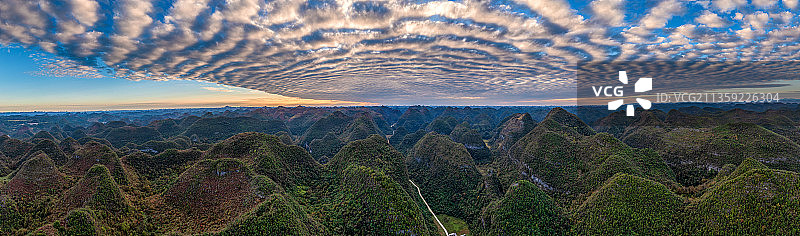 贵州荔波峰丛中，冷空气南下造成的鱼麟云图片素材