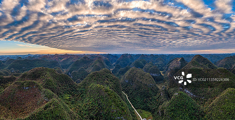 贵州荔波峰丛中，冷空气南下造成的鱼麟云图片素材