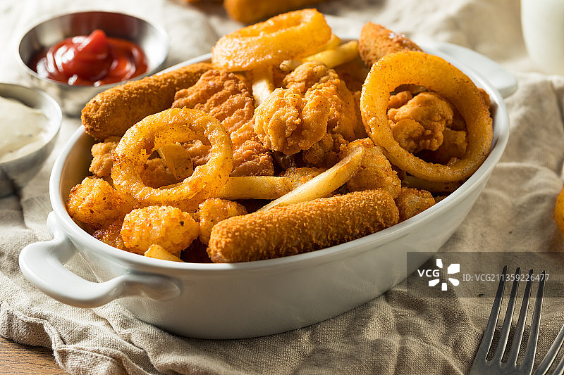 餐桌上碗里的食物的特写图片素材