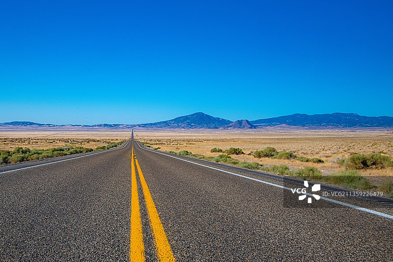 犹他州温多弗的蓝天下的空旷道路，美国图片素材