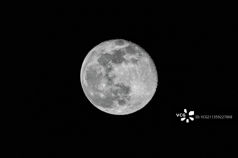 低角度的月亮在晚上对着晴朗的天空图片素材