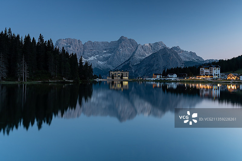 意大利米苏里纳湖的湖光山色图片素材