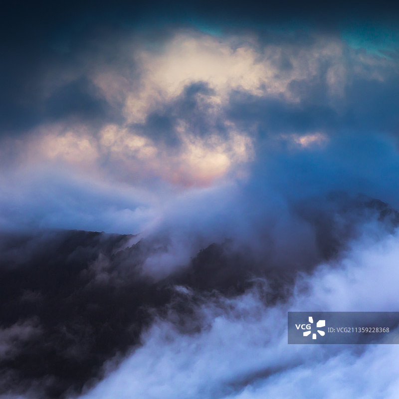 澳大利亚新南威尔士巴灵顿高地仰视角度拍摄的云景图片素材