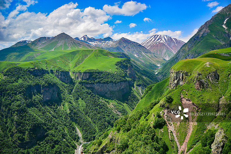 山峦映衬天空的风景图片素材
