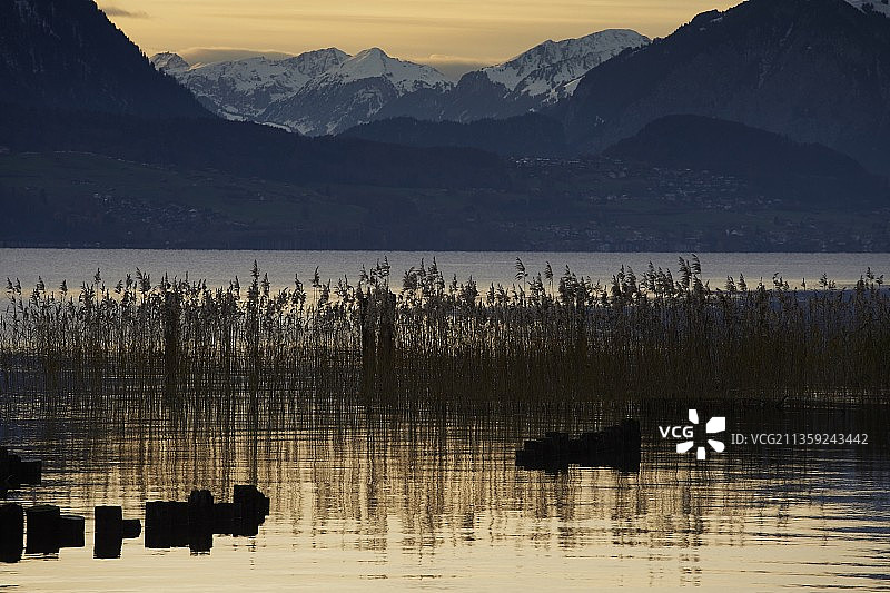 群山映衬天空的湖光山色图片素材