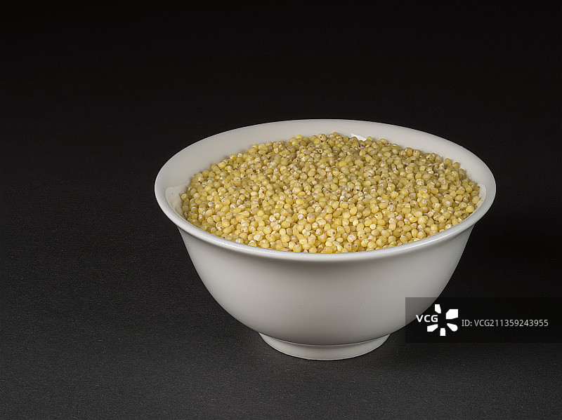 碗中生米特写，黑色背景图片素材