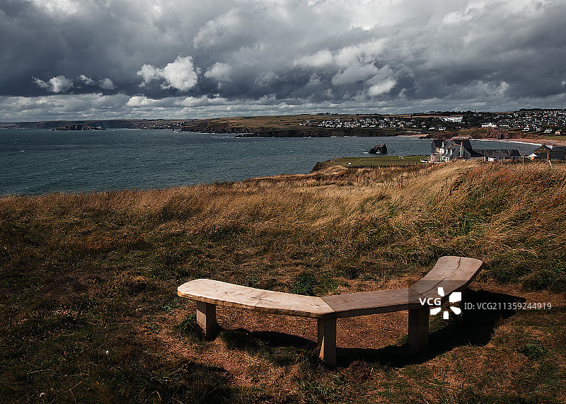 英国金斯布里奇霍普海湾的沙滩空长椅图片素材