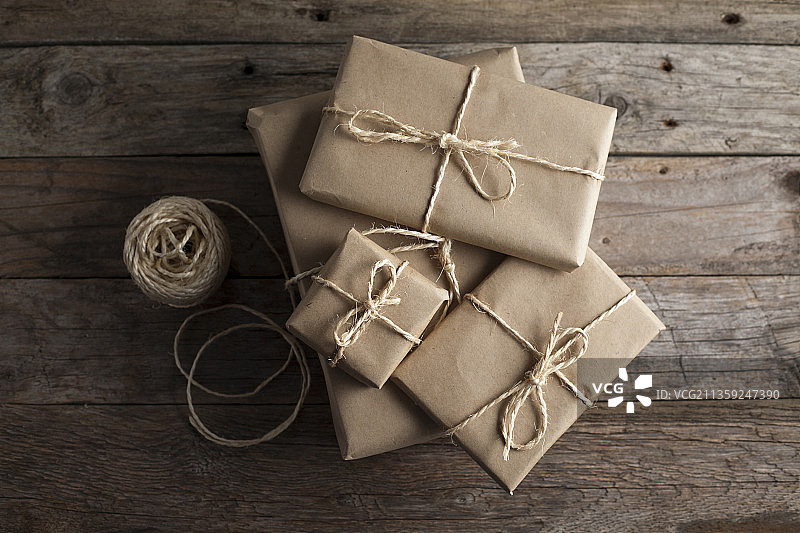 木桌上的礼品盒俯视图图片素材