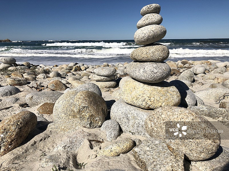 天空背景下的海滩石头特写图片素材