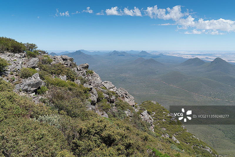 山峦映衬天空的风景图片素材