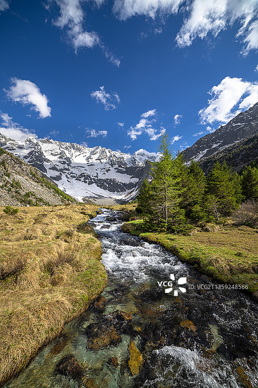 意大利布雷西亚埃多洛阿维奥洛湖岩石溪流风景图片素材