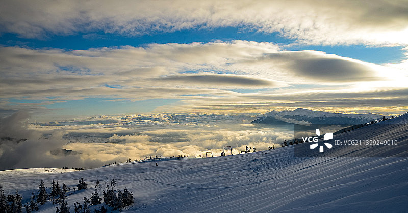 雪山映衬天空的景色图片素材