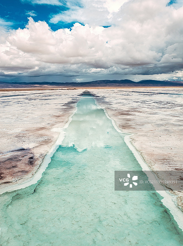 阿根廷萨利纳斯格朗德斯盐沼的壮丽海景图片素材