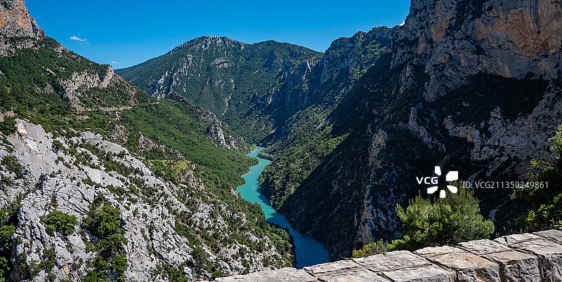 法国韦尔东峡谷的晴朗天空山景图片素材