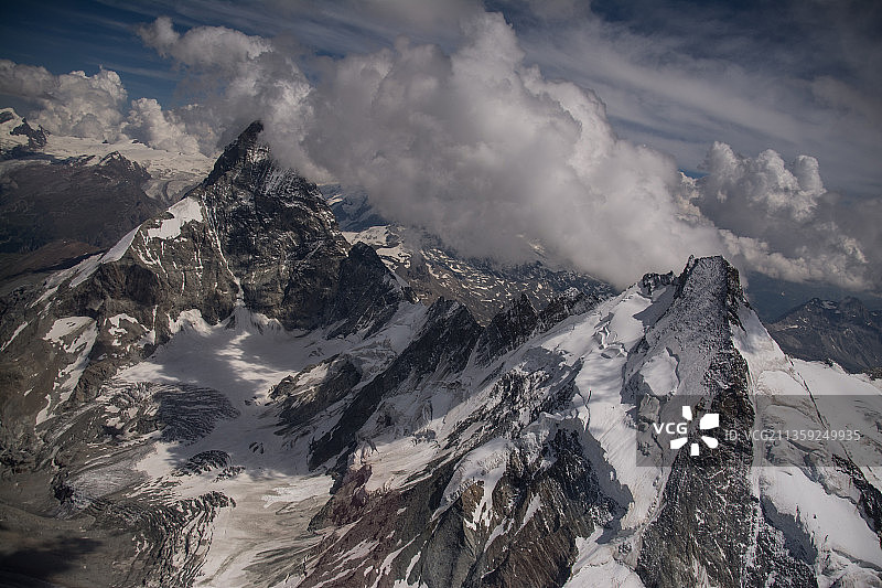 白雪皑皑的群山映衬着天空图片素材