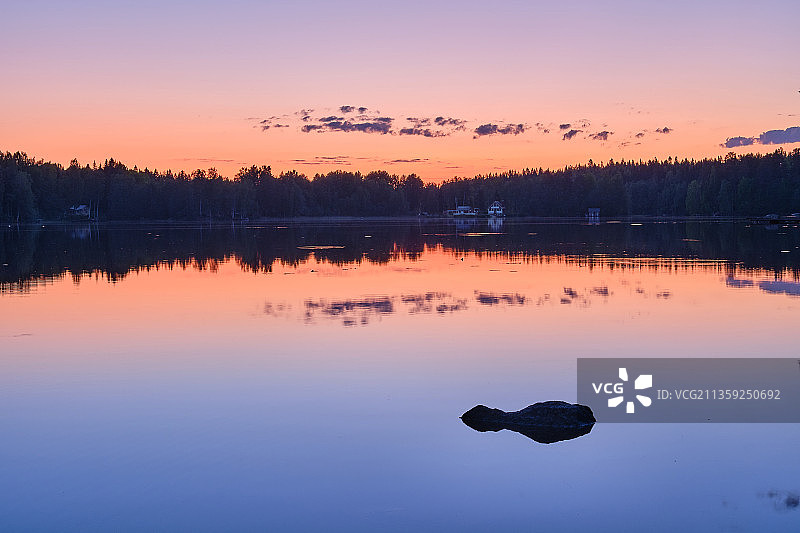 日落时分芬兰坦佩雷湖泊的风景图片素材