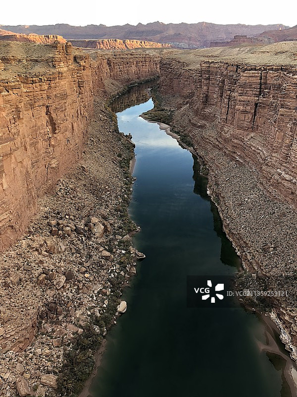 美国纳瓦霍桥岩层高角度景观图片素材