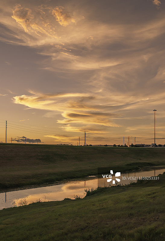 日落时分，美国德克萨斯州糖城的田野风光图片素材