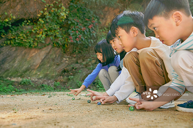 儿童玩弹珠比赛（男孩和女孩）图片素材