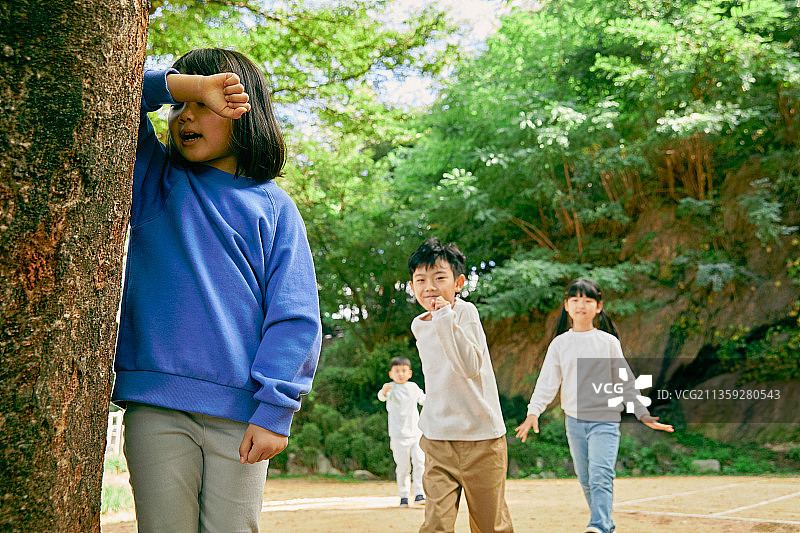 儿童玩红绿灯游戏图片素材