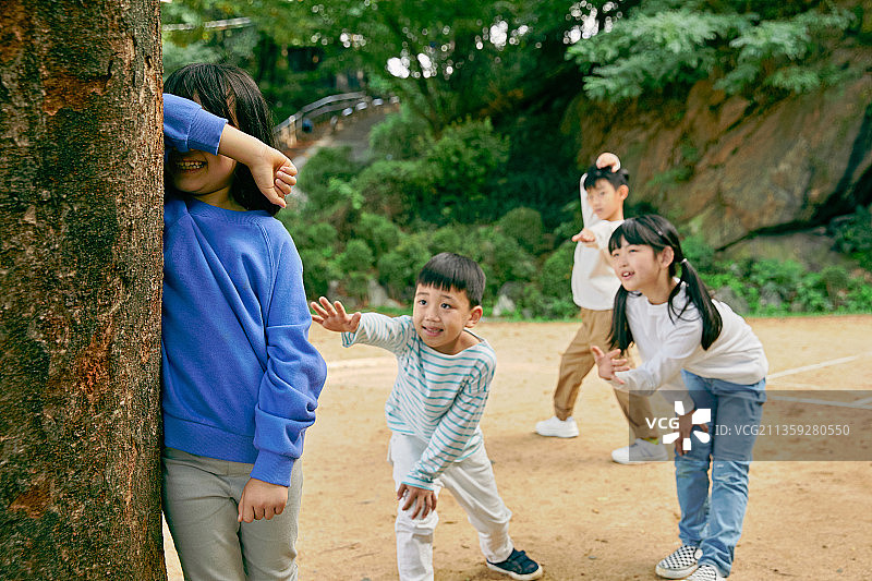 儿童玩红绿灯游戏图片素材