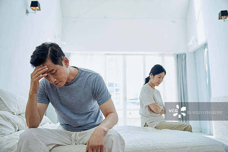 中年男人，倦怠综合征，夫妻争吵，冲突，压力图片素材