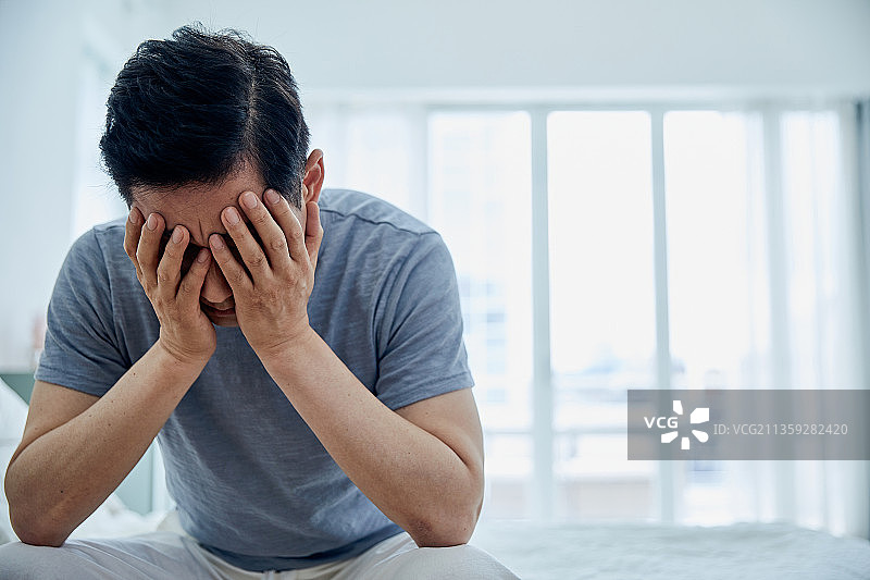中年男人，倦怠综合征，压力，忧虑，遮面图片素材