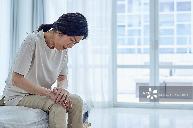 50年代中年妇女更年期综合征，手指、肌肉、膝盖疼痛图片素材
