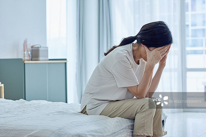 中年妇女的更年期综合征：痛苦、抑郁和焦虑图片素材