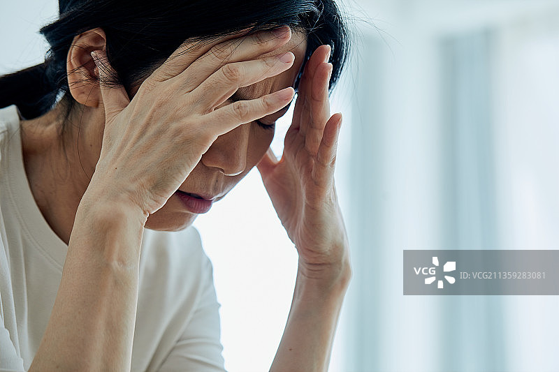 中年妇女的更年期综合征：痛苦、抑郁和焦虑图片素材