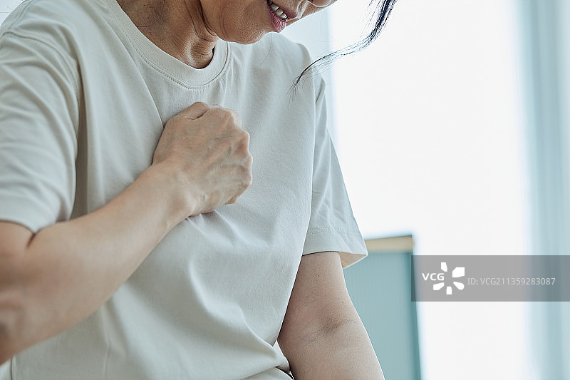 50岁中年妇女，更年期，倦怠综合征，疼痛，抑郁，压力，焦虑，胸痛，胃食管反流图片素材