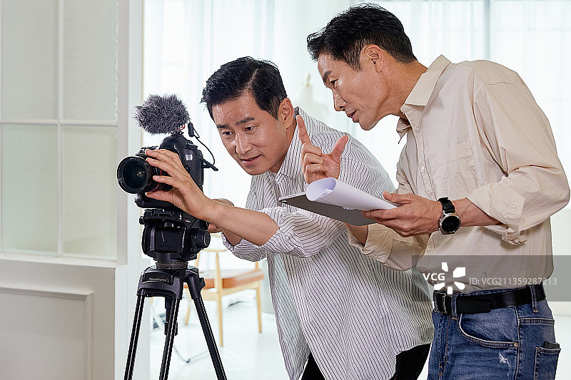 中年MCN机构电商直播视频导演摄像图片素材