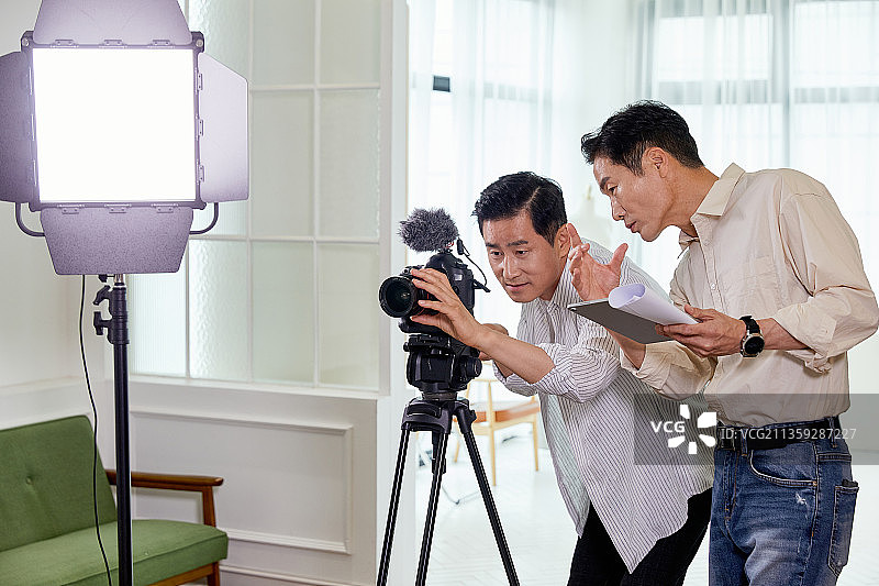 中年MCN机构电商直播视频导演摄像图片素材