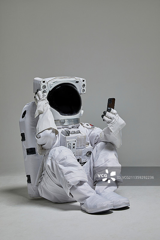 宇航员、太空服、头盔，白色背景，工作室拍摄，概念，幽默图片素材