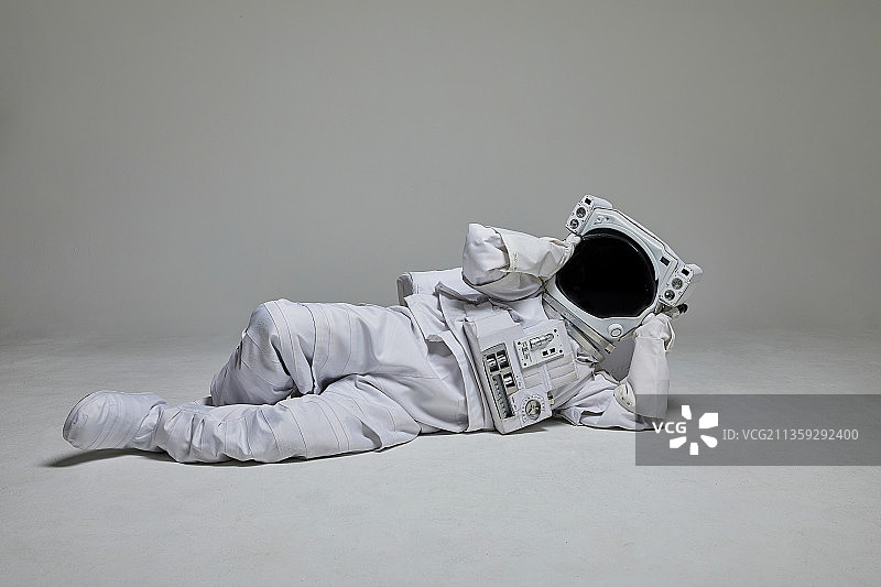 宇航员、太空服、头盔，白色背景，工作室拍摄，概念，幽默图片素材